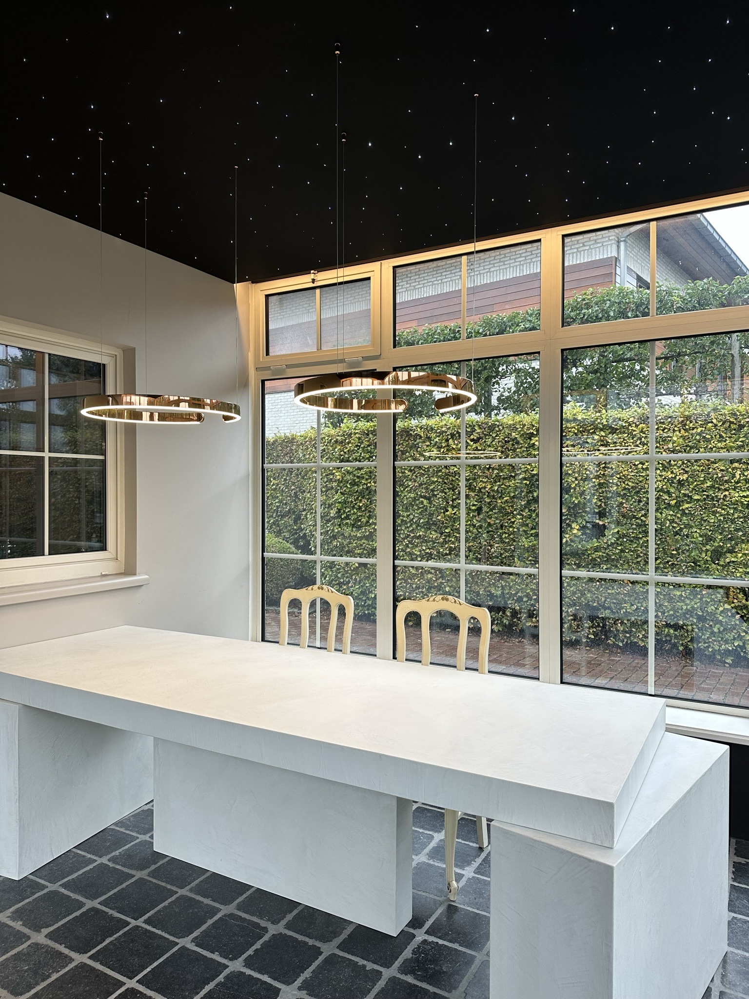 Interieur met strak gespannen spanwand en plafond — realisatie KP-Label