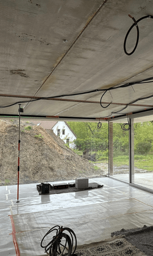 Zelfde keuken tijdens de werken: plafond en afwerking nog in opbouw.
