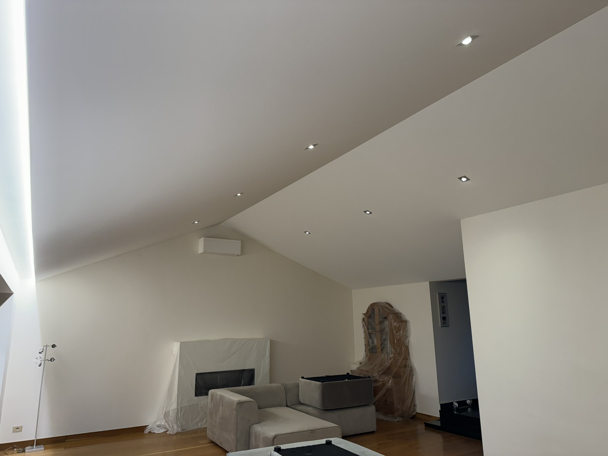 Moderne keuken met strak spanplafond — realisatie door KP-Label